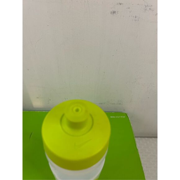 Nike sports water 22 oz water bottle neon green - Picture 5 of 5